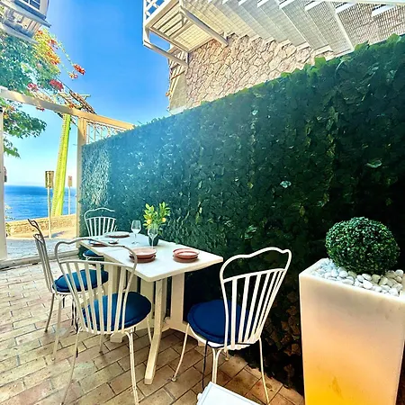 Court View * Taormina